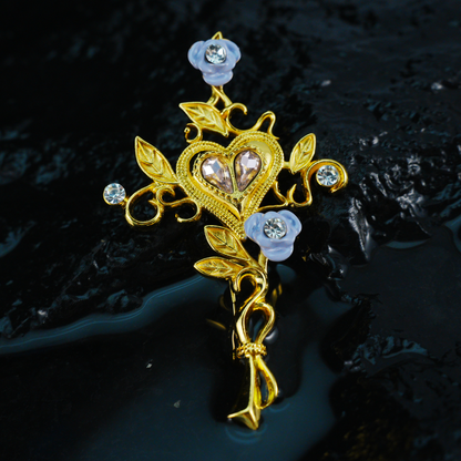 Gothic-Kreuzbrosche mit Herz und Rose – romantisches Vintage-Liebesemblem