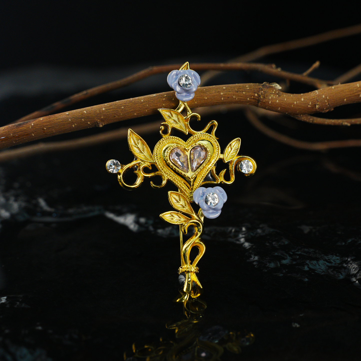 Gothic-Kreuzbrosche mit Herz und Rose – romantisches Vintage-Liebesemblem