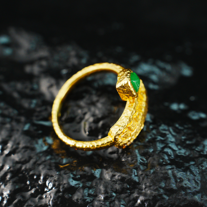 Vintage Tibetischer Amulettring mit grünem Edelstein Verstellbarer Messing Boho Schmuck