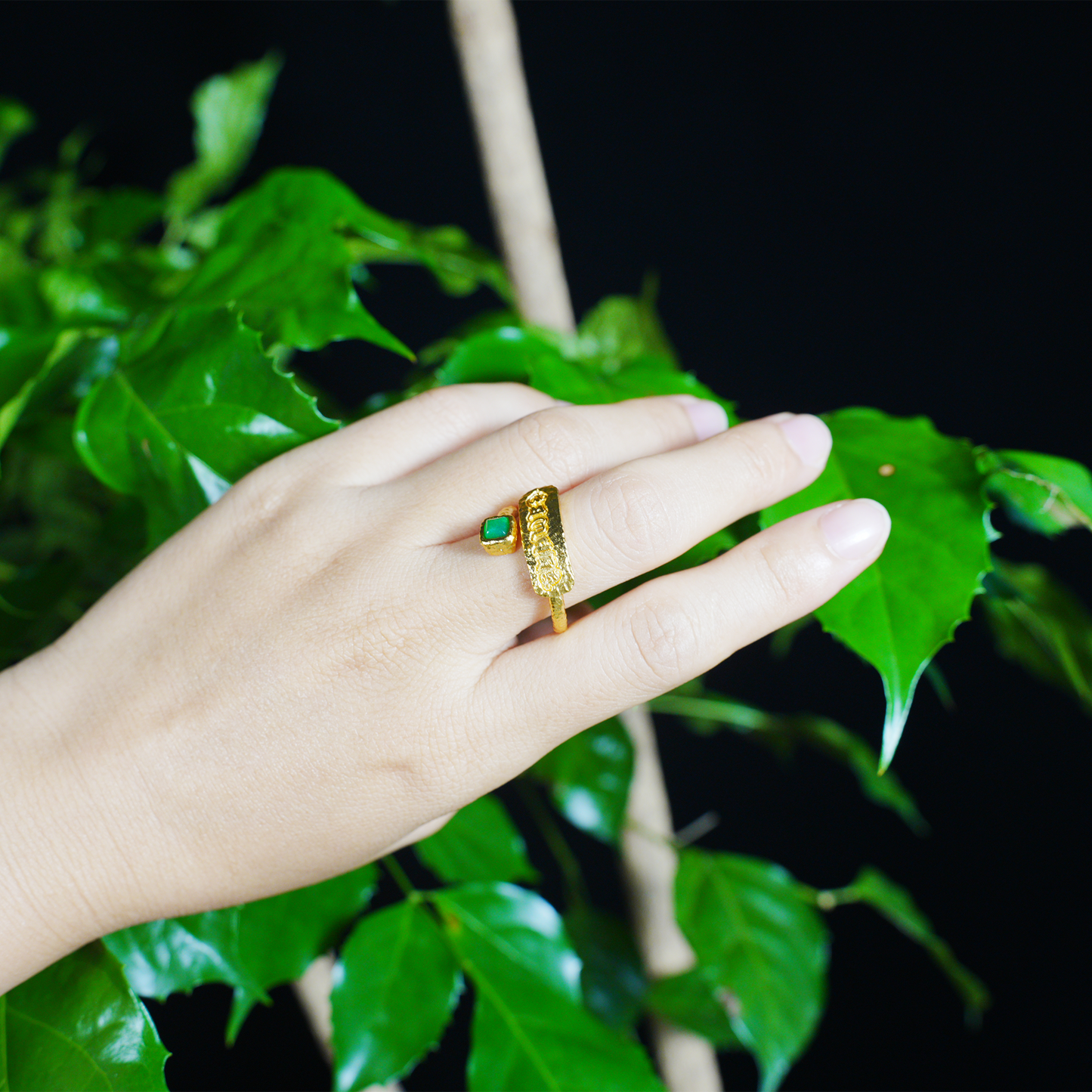 Vintage Tibetischer Amulettring mit grünem Edelstein Verstellbarer Messing Boho Schmuck