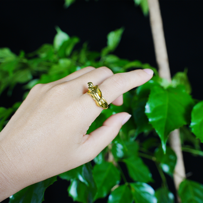 Ring „Embrace of Love“ – Romantischer Goldschmuck für Paare