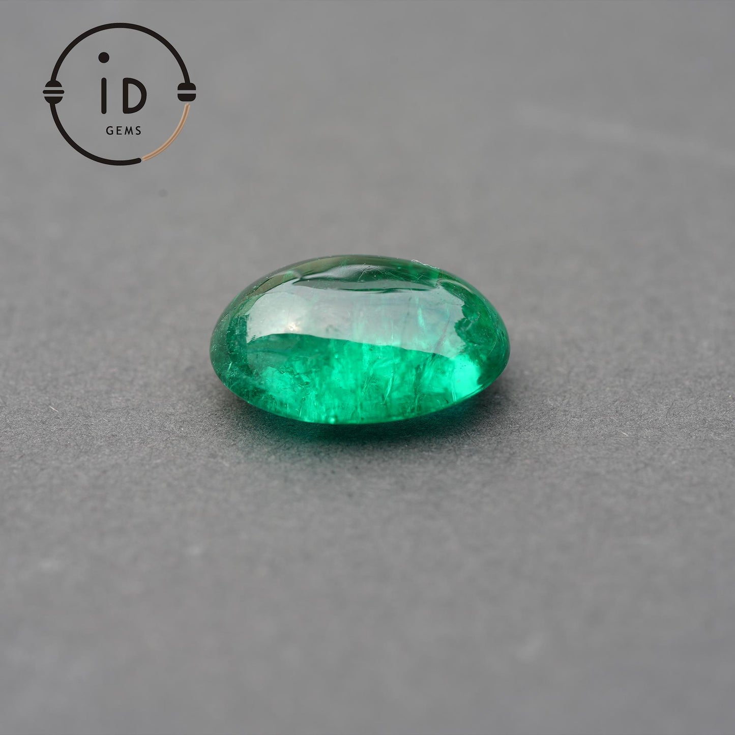 Natürlicher Smaragd aus Kolumbien 7.46ct,Ovalschliff Cabochon,Intensives Grün–Wertvoller Edelstein für Sammler oder exklusive Schmuckstücke