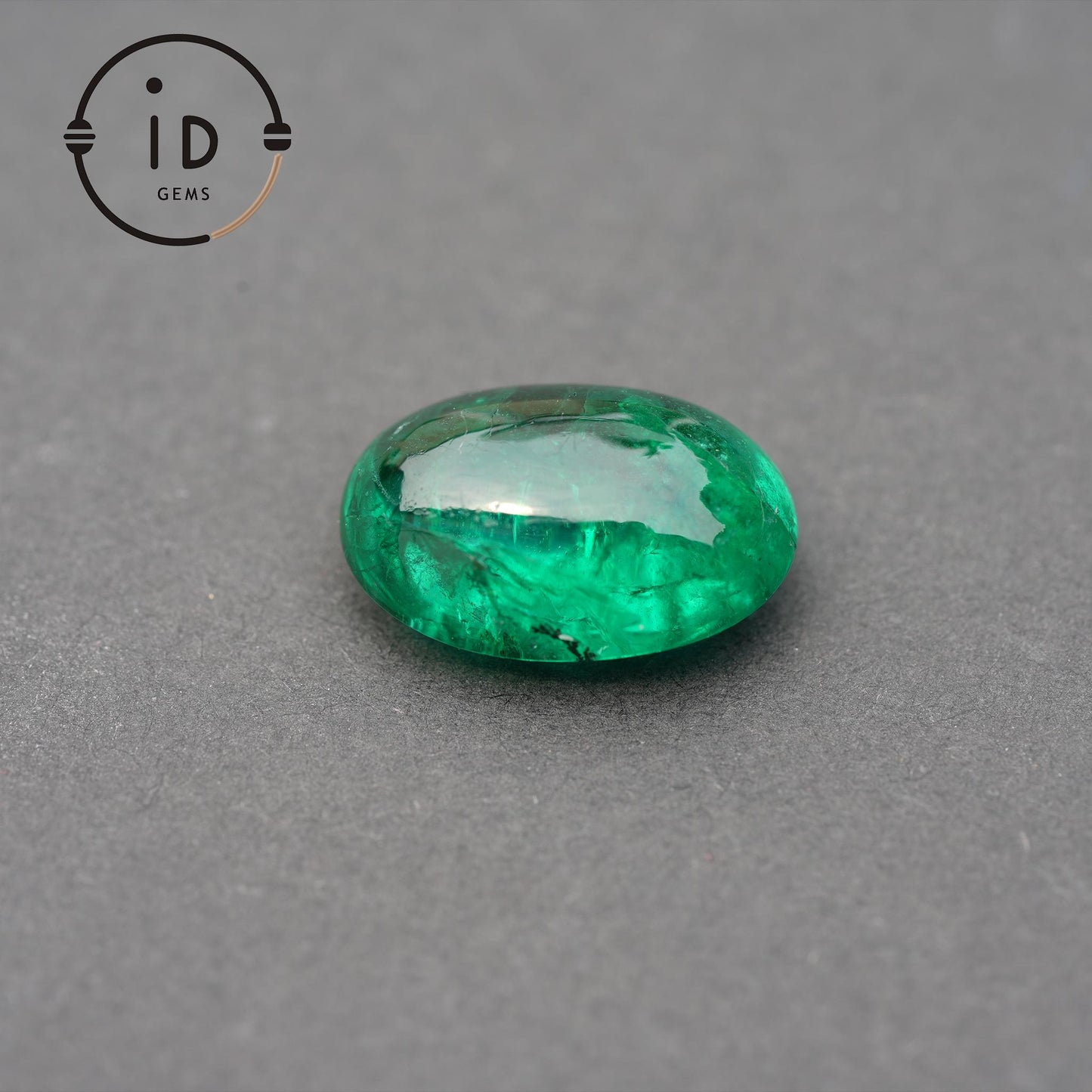 Natürlicher Smaragd aus Kolumbien 7.46ct,Ovalschliff Cabochon,Intensives Grün–Wertvoller Edelstein für Sammler oder exklusive Schmuckstücke