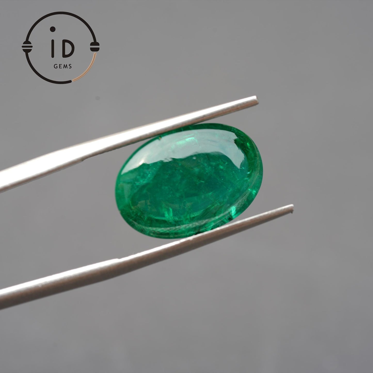 Natürlicher Smaragd aus Kolumbien 7.46ct,Ovalschliff Cabochon,Intensives Grün–Wertvoller Edelstein für Sammler oder exklusive Schmuckstücke