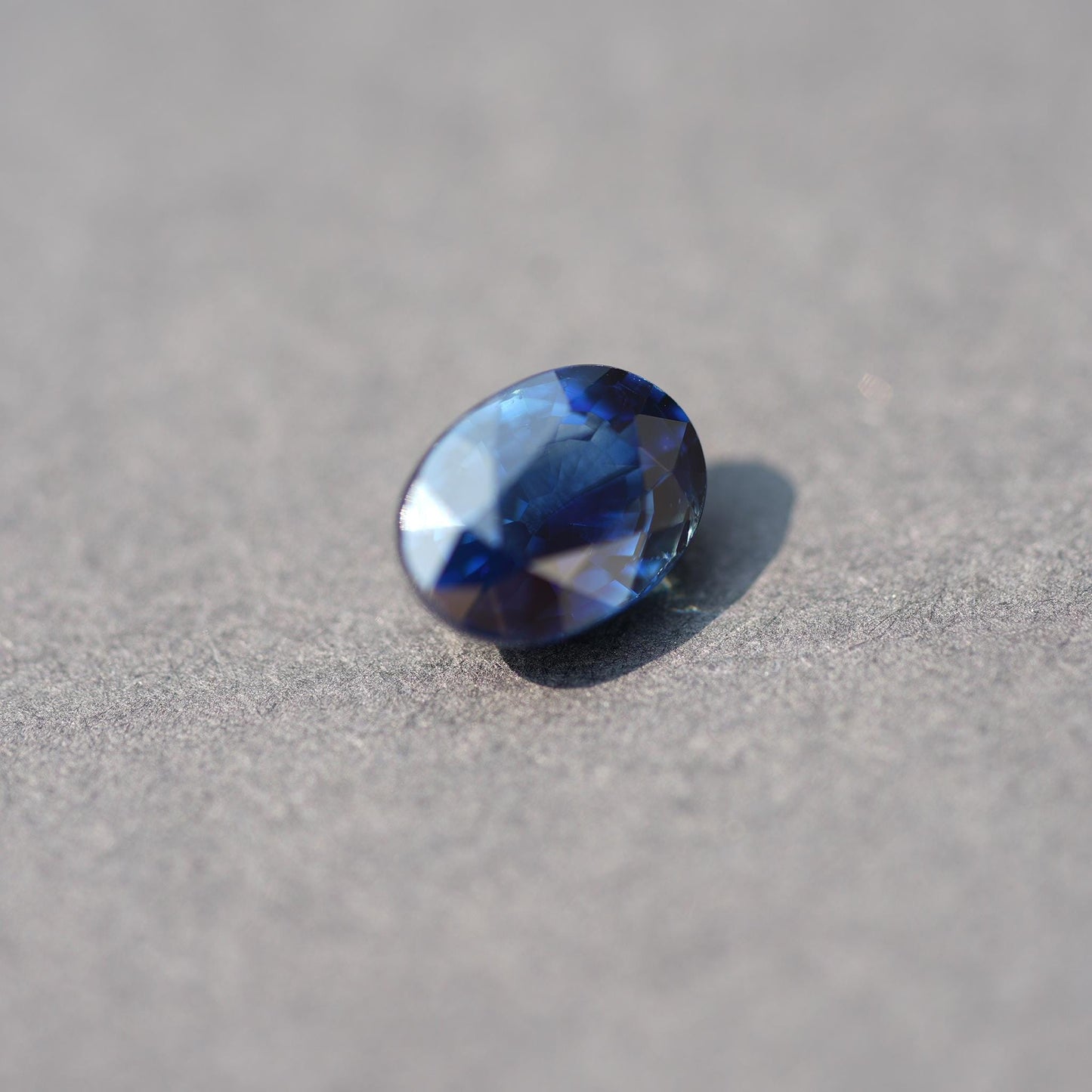 Natürlicher Saphir - 2.04ct - Oval Facettiert - Leuchtendes Royalblau - Unbehandelt - Ideal für exklusive Designs