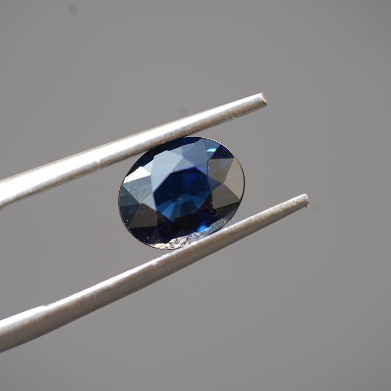Natürlicher unbehandelter Saphir – 2,02ct – Ovalschliff in lebhaftem Royalblau – individuelle Gestaltung oder als Sammlerstück