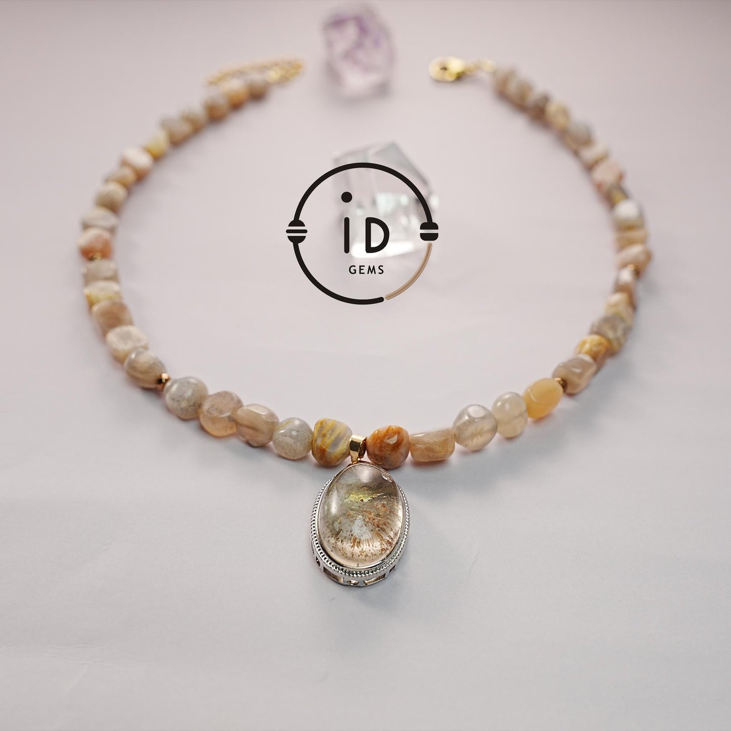 Kurze Edelsteinkette mit rosa Perlen und rotem Anhänger - Handgemachter Statement-Schmuck im sanften Stil - Geschenk für spirituelle Frauen