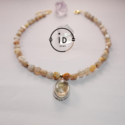 Kurze Edelsteinkette mit rosa Perlen und rotem Anhänger - Handgemachter Statement-Schmuck im sanften Stil - Geschenk für spirituelle Frauen