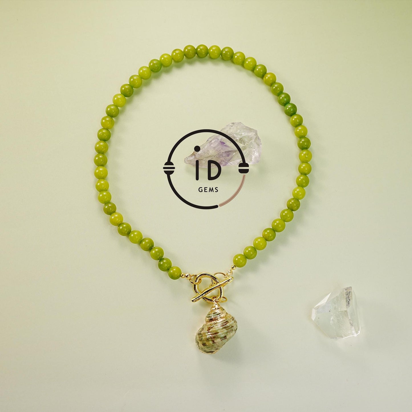 Handgefertigte Halskette mit Olivinperlen und großem Muschelanhänger – Naturschmuck im Sommerstil – Geschenk für Strandliebhaberinnen