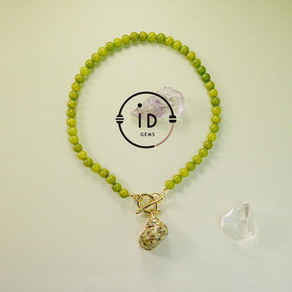 Handgefertigte Halskette mit Olivinperlen und großem Muschelanhänger – Naturschmuck im Sommerstil – Geschenk für Strandliebhaberinnen