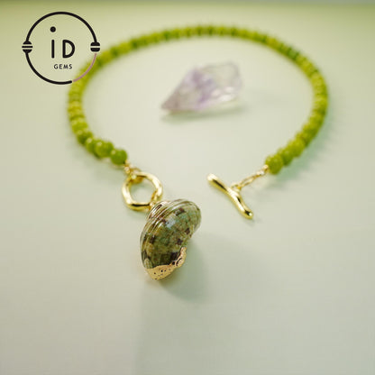 Handgefertigte Halskette mit Olivinperlen und großem Muschelanhänger – Naturschmuck im Sommerstil – Geschenk für Strandliebhaberinnen