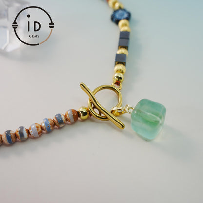 Regenbogenfarbige Achat handgefertigte unregelmäßige Perlenkette | Würfel Fluorit Anhänger | Geometrischer Metallverschluss Design