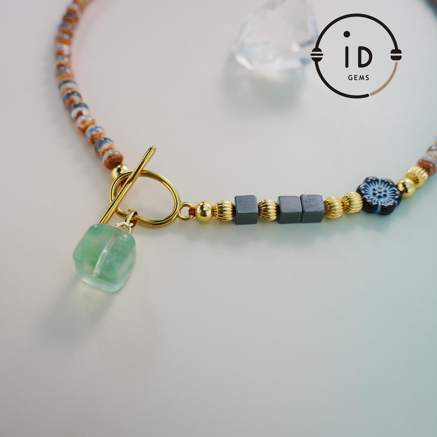 Regenbogenfarbige Achat handgefertigte unregelmäßige Perlenkette | Würfel Fluorit Anhänger | Geometrischer Metallverschluss Design