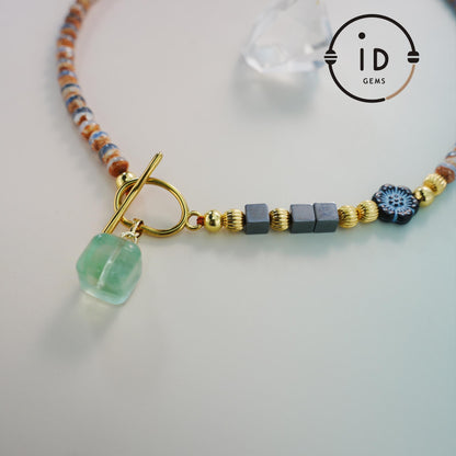 Regenbogenfarbige Achat handgefertigte unregelmäßige Perlenkette | Würfel Fluorit Anhänger | Geometrischer Metallverschluss Design