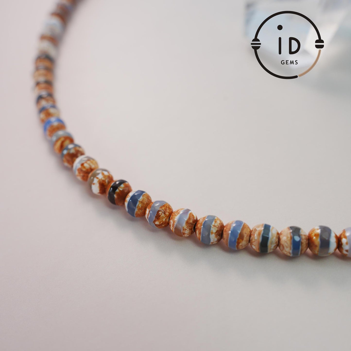 Regenbogenfarbige Achat handgefertigte unregelmäßige Perlenkette | Würfel Fluorit Anhänger | Geometrischer Metallverschluss Design