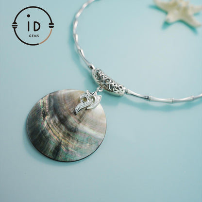 Halskette mit Totem-Anhänger aus natürlicher Muschel | Spirituelles Retro-Halsband aus Titan | Handgefertigter Boho-Schmuck mit Symbolkraft