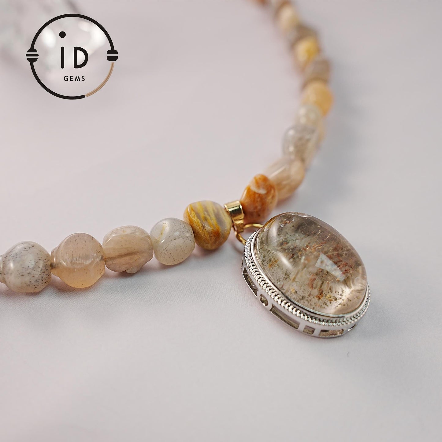 Kurze Edelsteinkette mit rosa Perlen und rotem Anhänger - Handgemachter Statement-Schmuck im sanften Stil - Geschenk für spirituelle Frauen