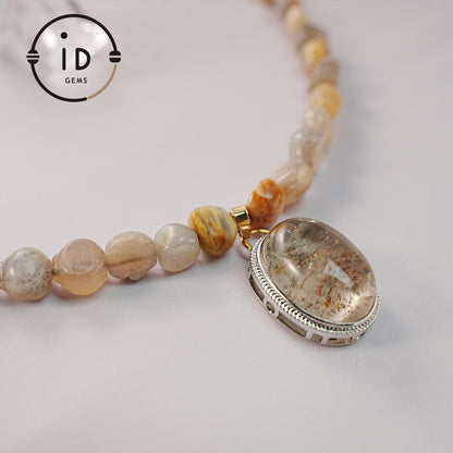 Kurze Edelsteinkette mit rosa Perlen und rotem Anhänger - Handgemachter Statement-Schmuck im sanften Stil - Geschenk für spirituelle Frauen