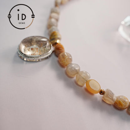 Kurze Edelsteinkette mit rosa Perlen und rotem Anhänger - Handgemachter Statement-Schmuck im sanften Stil - Geschenk für spirituelle Frauen