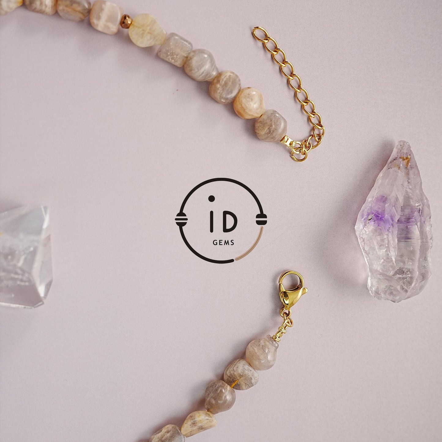 Kurze Edelsteinkette mit rosa Perlen und rotem Anhänger - Handgemachter Statement-Schmuck im sanften Stil - Geschenk für spirituelle Frauen