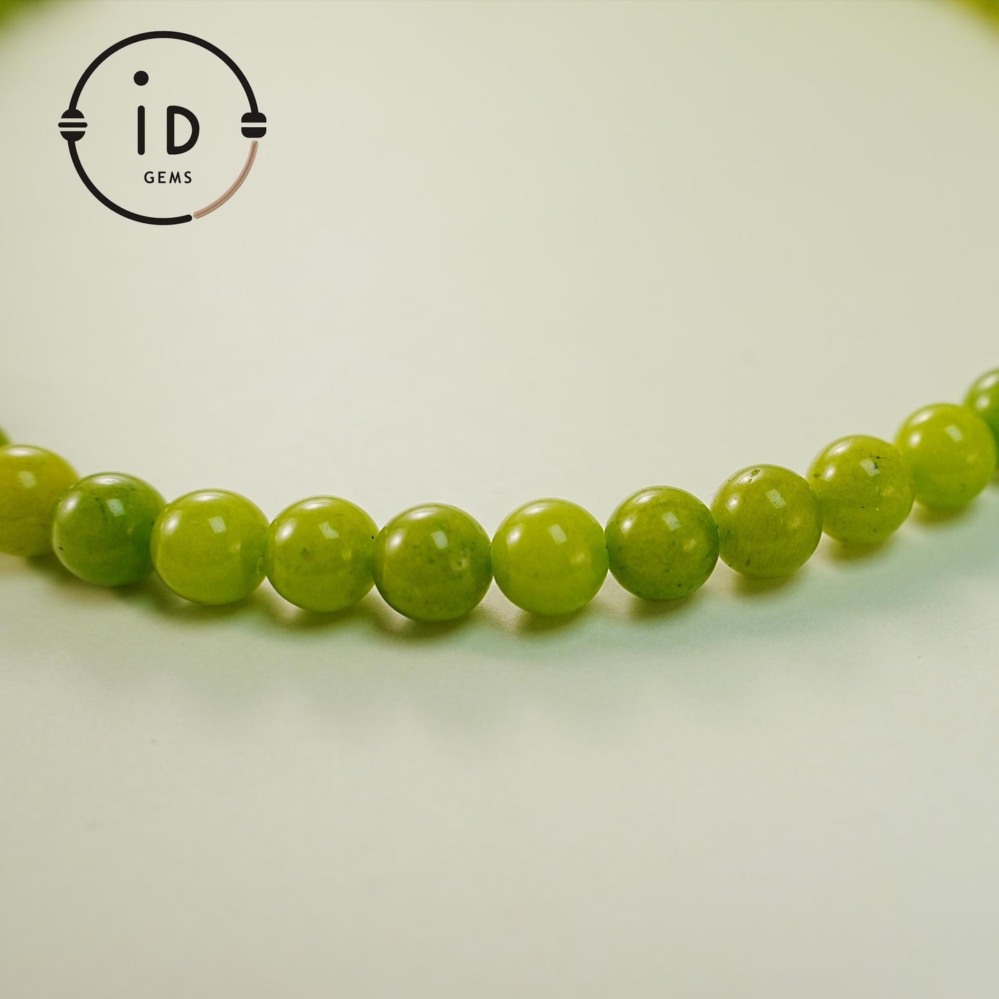 Handgefertigte Halskette mit Olivinperlen und großem Muschelanhänger – Naturschmuck im Sommerstil – Geschenk für Strandliebhaberinnen