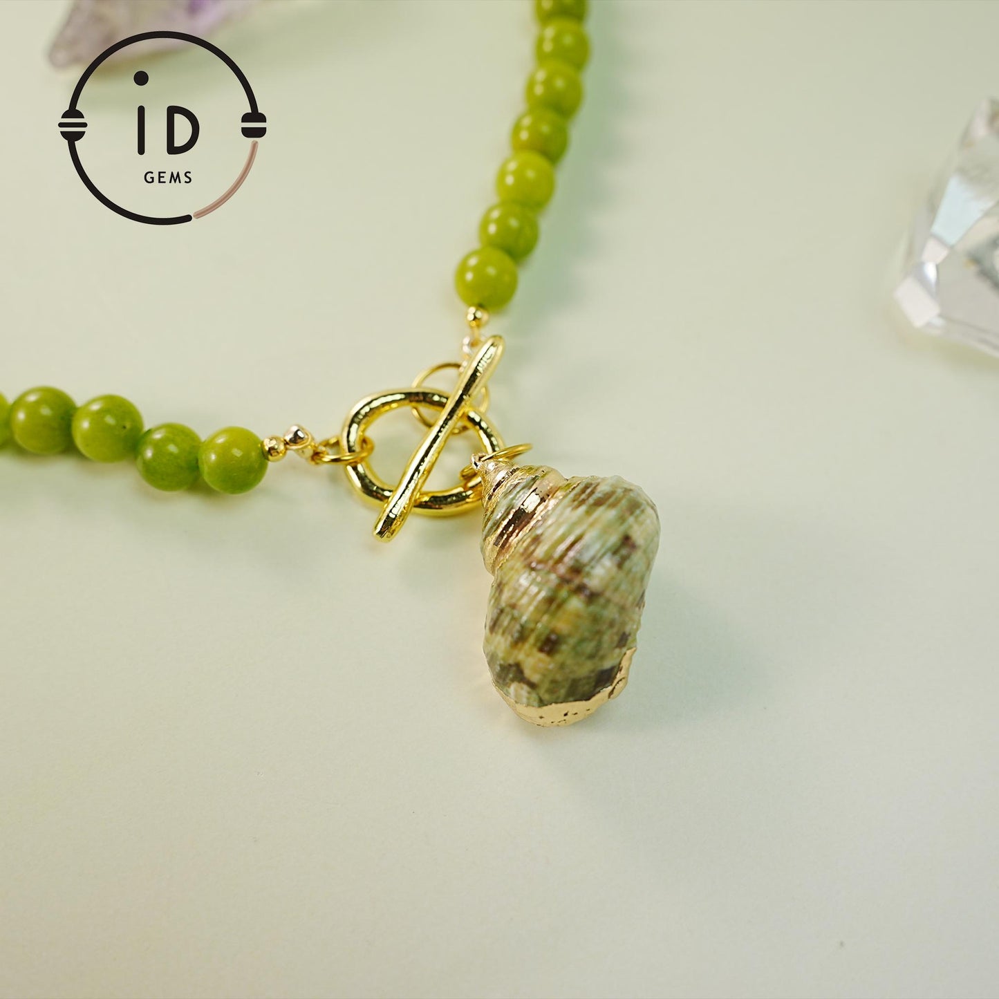 Handgefertigte Halskette mit Olivinperlen und großem Muschelanhänger – Naturschmuck im Sommerstil – Geschenk für Strandliebhaberinnen