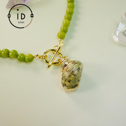 Handgefertigte Halskette mit Olivinperlen und großem Muschelanhänger – Naturschmuck im Sommerstil – Geschenk für Strandliebhaberinnen
