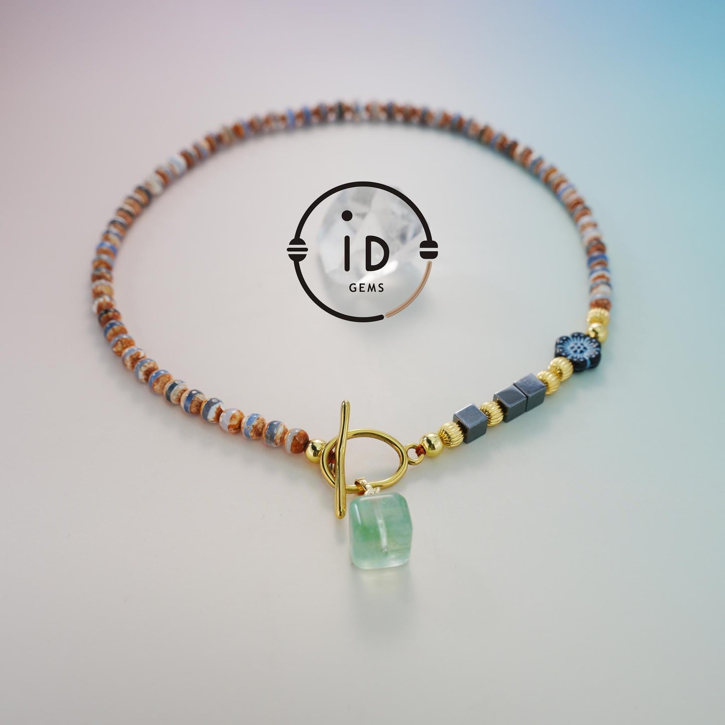 Regenbogenfarbige Achat handgefertigte unregelmäßige Perlenkette | Würfel Fluorit Anhänger | Geometrischer Metallverschluss Design