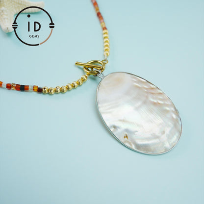 Boho Coastal natürliche Muschelanhänger Halskette | Warme Karamell- und Orangetöne handgefertigte Perlen | Lässiger Urlaubsschmuck