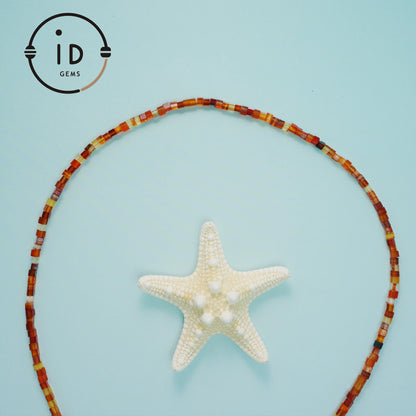 Boho Coastal natürliche Muschelanhänger Halskette | Warme Karamell- und Orangetöne handgefertigte Perlen | Lässiger Urlaubsschmuck