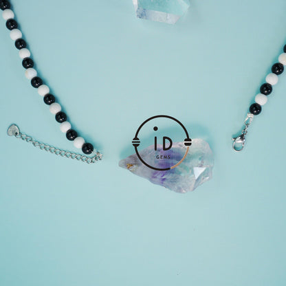Natural Agate Beaded Necklace with Cross Pendant｜Black & White Gemstone Jewelry｜Handmade Spiritual Necklace｜Unique Gift for Women