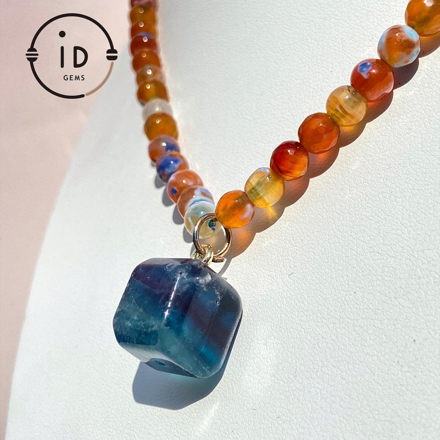 Kurze Halskette mit bunten Achatperlen und quadratischem blauen Fluorit-Anhänger · Handgemachter Boho-Schmuck · Geschenk für Frauen & Alltag