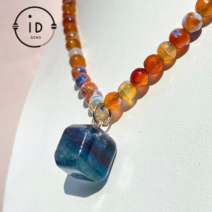 Kurze Halskette mit bunten Achatperlen und quadratischem blauen Fluorit-Anhänger · Handgemachter Boho-Schmuck · Geschenk für Frauen & Alltag