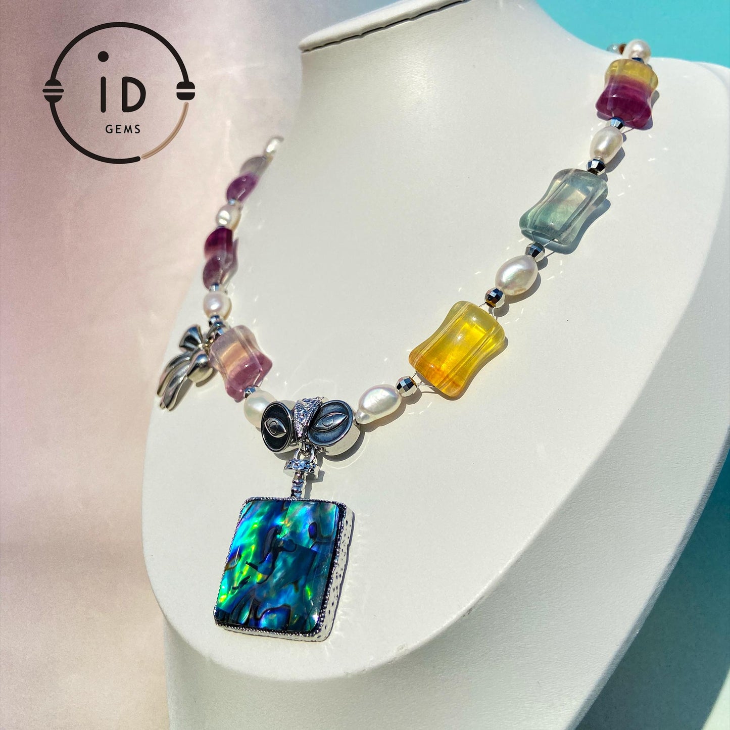 Statement-Halskette mit Regenbogen-Edelsteinen, Barockperlen & Abalone-Anhänger · Farbenfroher Schmuck · Handgemacht · Geschenk für Frauen