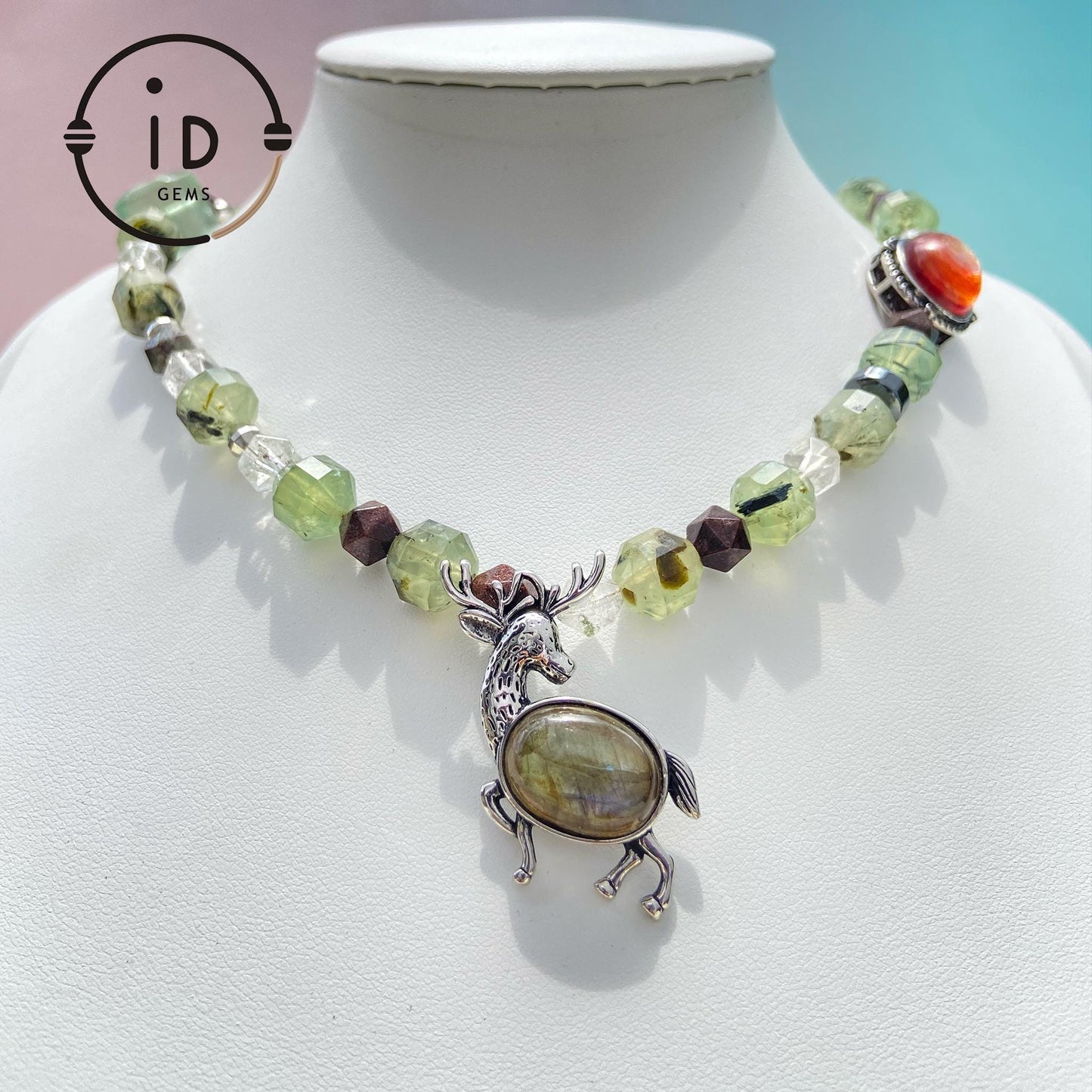 Spiritueller Naturalismus Hirsch Anhänger Halskette | Handgefertigtes Talisman-Design | Grüner Kristall & Labradorit Heilenergie Schmuck