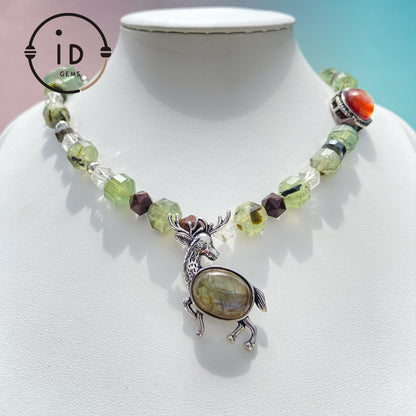 Spiritueller Naturalismus Hirsch Anhänger Halskette | Handgefertigtes Talisman-Design | Grüner Kristall & Labradorit Heilenergie Schmuck