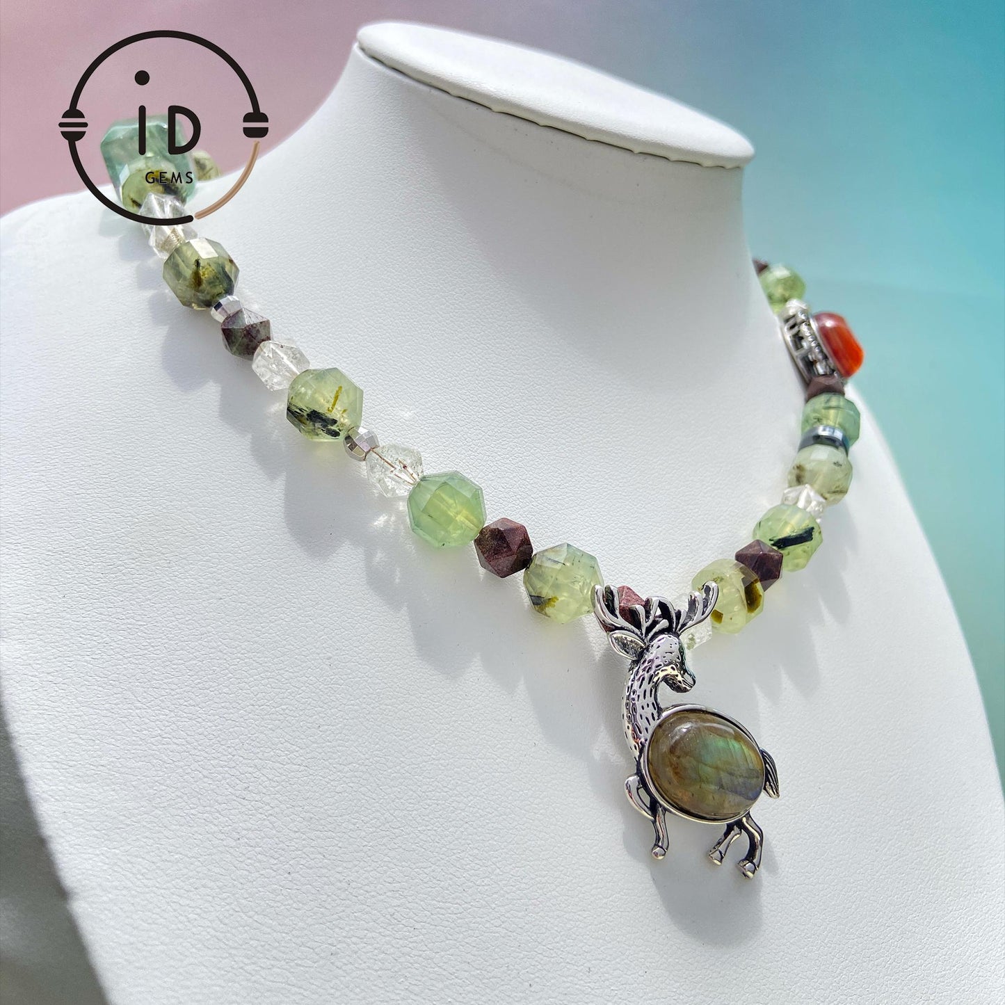 Spiritueller Naturalismus Hirsch Anhänger Halskette | Handgefertigtes Talisman-Design | Grüner Kristall & Labradorit Heilenergie Schmuck