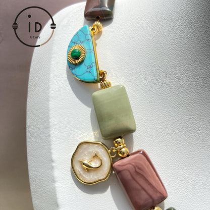 Tribal Mystic Stil rechteckige Naturstein Halskette | Schlangen Talisman Anhänger | Erdige Farben | Handgefertigtes symbolisches Design