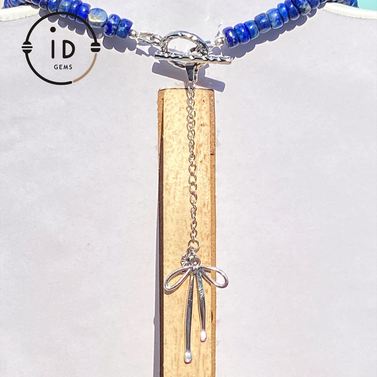 Handgefertigte Lapis unregelmäßige flache Perlenkette | Rohtextur | Industrieller Vintage Silber geschnitzter Herzanhänger | Kühle Perlen