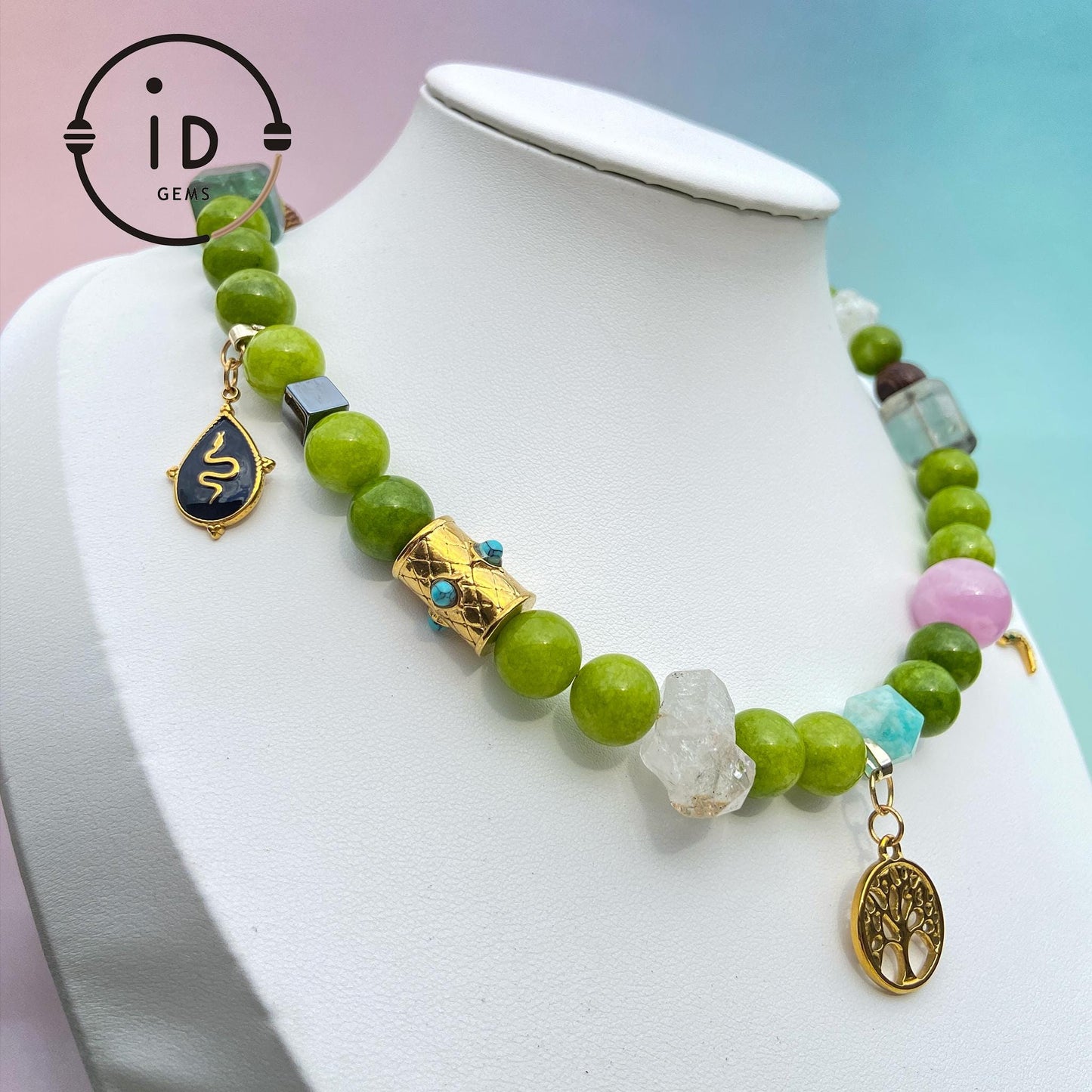 Handgemachte Edelsteinkette in Apfelgrün mit Naturperlen & Vintage-Charms · Boho Halskette im Waldstil · Geschenk für Frauen mit Stil