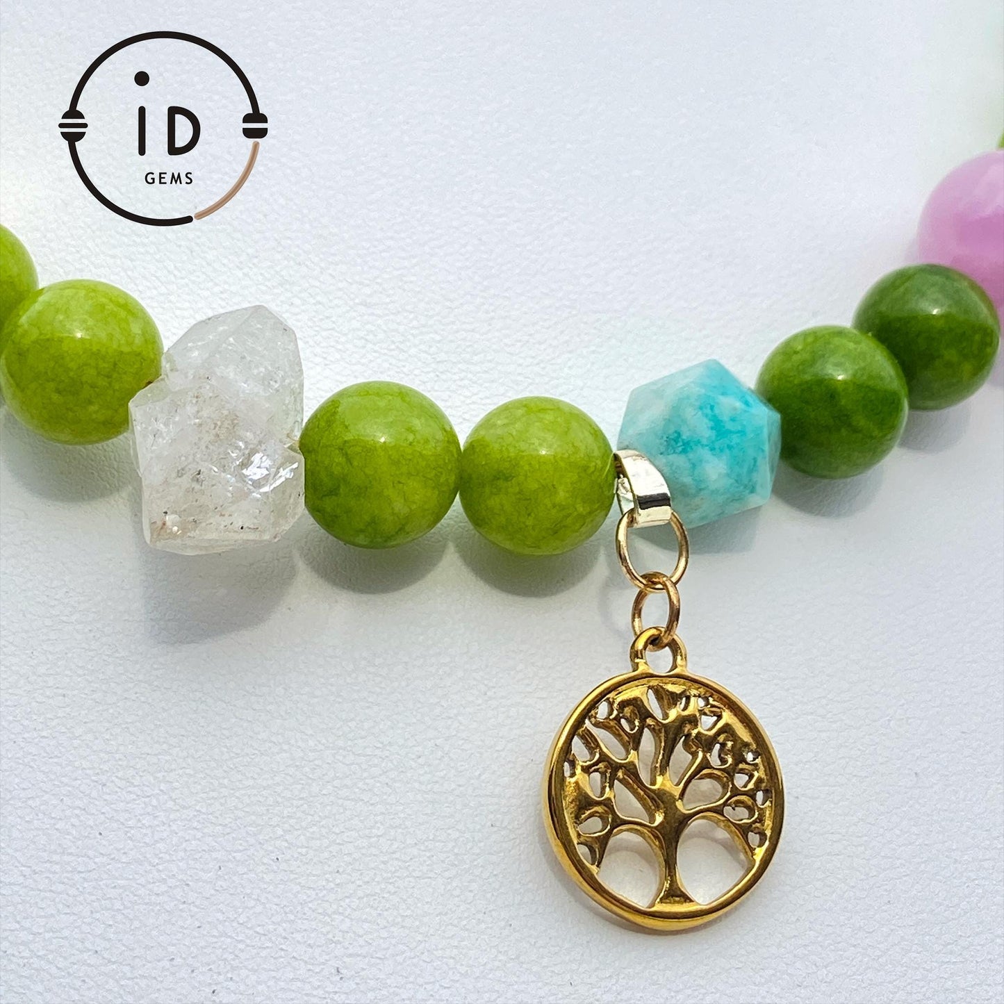 Handgemachte Edelsteinkette in Apfelgrün mit Naturperlen & Vintage-Charms · Boho Halskette im Waldstil · Geschenk für Frauen mit Stil