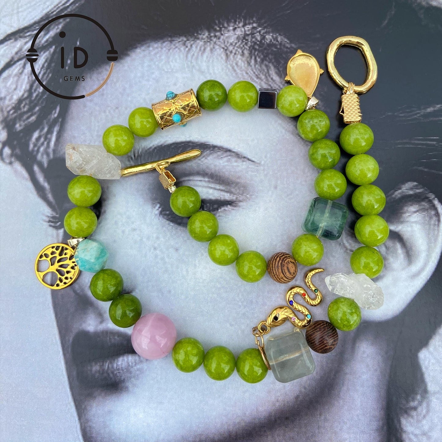 Handgemachte Edelsteinkette in Apfelgrün mit Naturperlen & Vintage-Charms · Boho Halskette im Waldstil · Geschenk für Frauen mit Stil