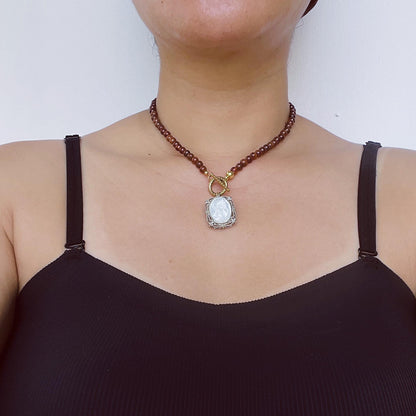 Red Agate Beaded Necklace with Carved Shell Angel Pendant｜Handmade Natural Gemstone Jewelry｜Unique Spiritual Gift