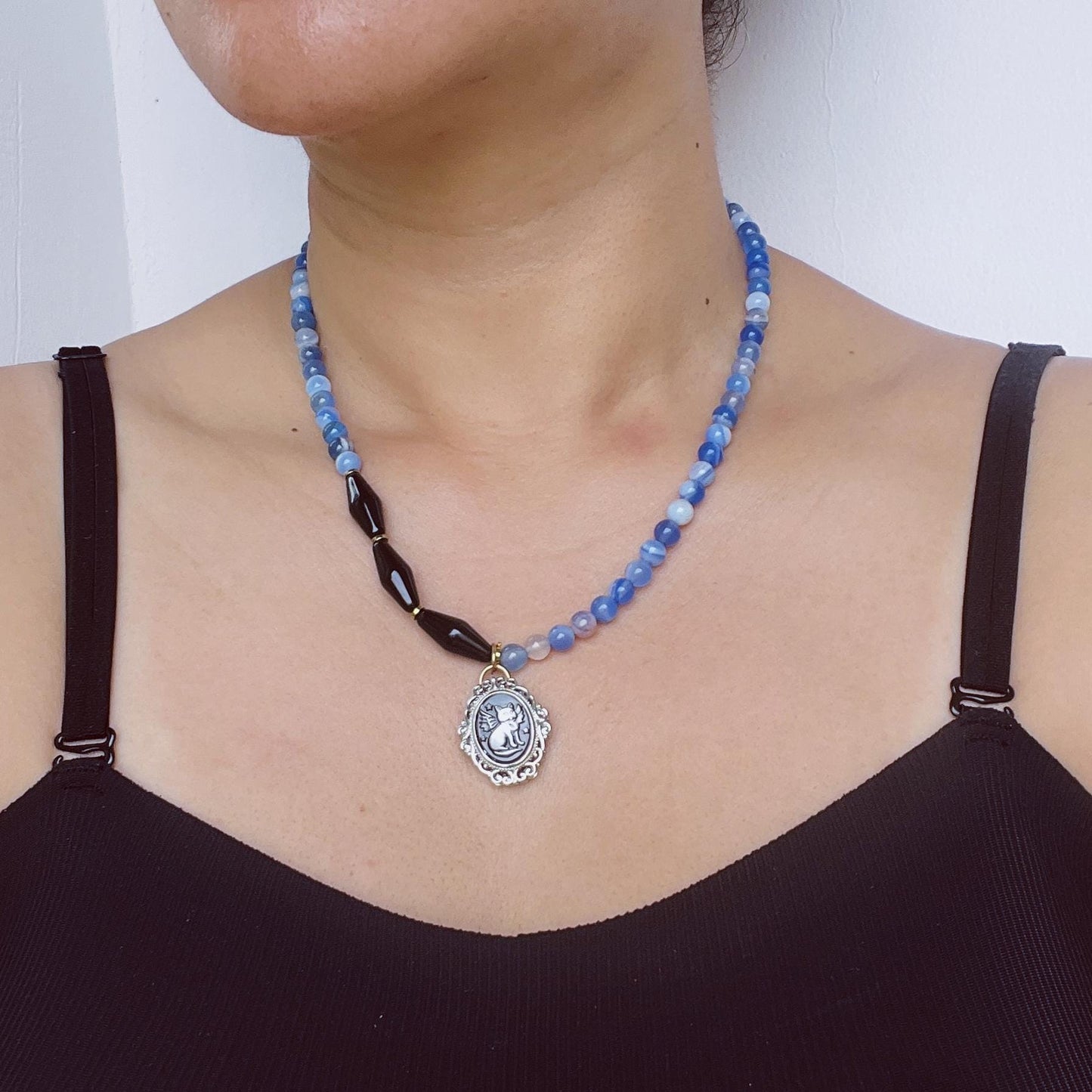 Handgefertigte blaue Halskette natürliche Achat Chalzedon Muschelgravur Halskette blaue Edelsteinperlen feines blaues Geschenk