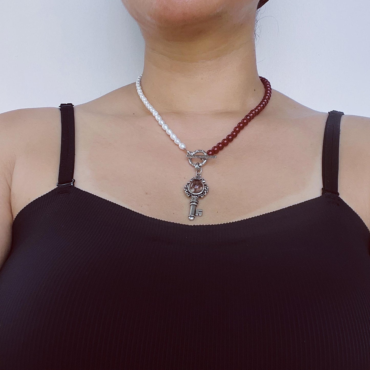 Halskette mit roten Achatperlen & Süßwasserperlen – Schlüsselanhänger mit rotem Kristall – Spiritueller Schmuck für Frauen