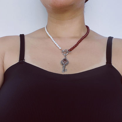 Halskette mit roten Achatperlen & Süßwasserperlen – Schlüsselanhänger mit rotem Kristall – Spiritueller Schmuck für Frauen