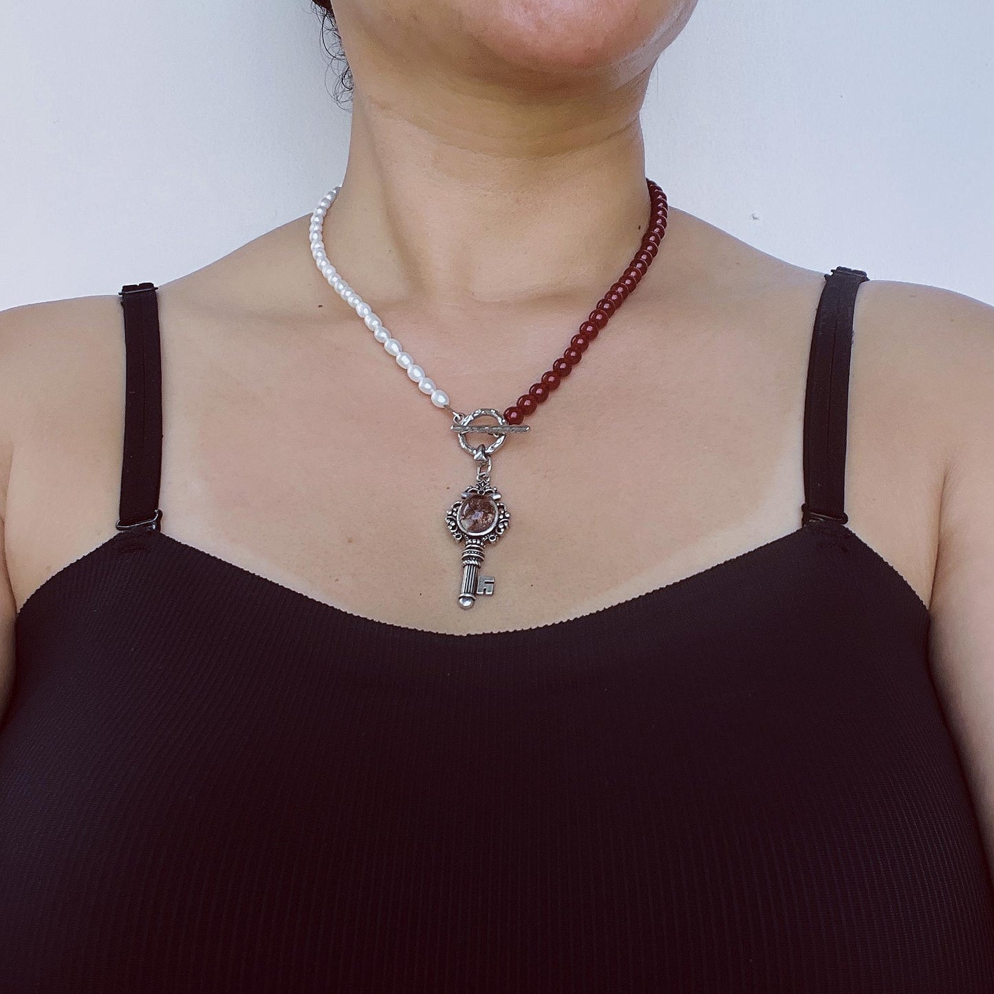 Halskette mit roten Achatperlen & Süßwasserperlen – Schlüsselanhänger mit rotem Kristall – Spiritueller Schmuck für Frauen