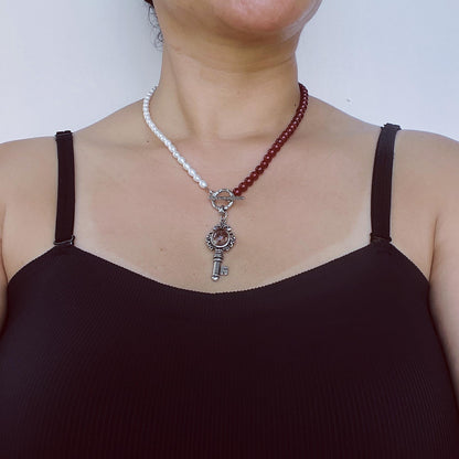 Halskette mit roten Achatperlen & Süßwasserperlen – Schlüsselanhänger mit rotem Kristall – Spiritueller Schmuck für Frauen