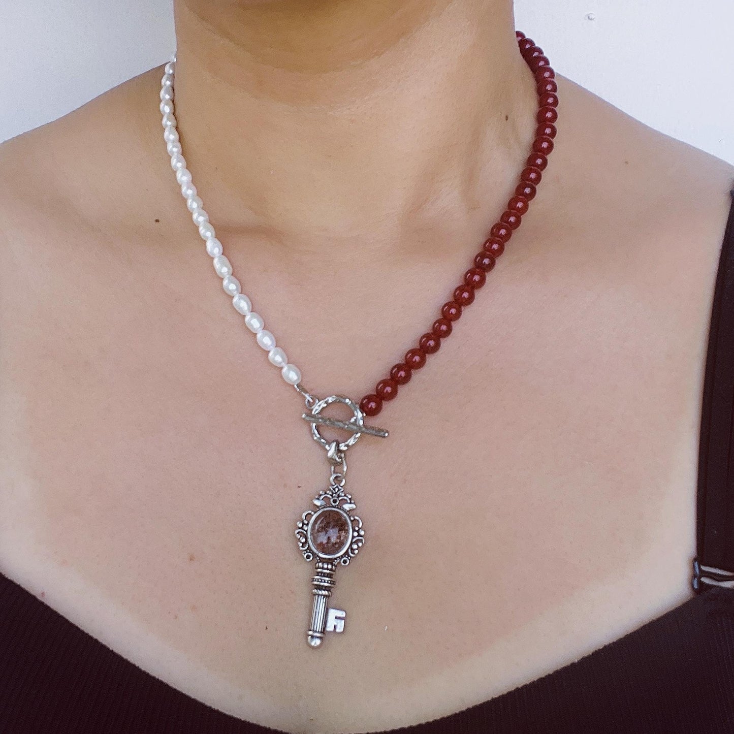 Halskette mit roten Achatperlen & Süßwasserperlen – Schlüsselanhänger mit rotem Kristall – Spiritueller Schmuck für Frauen