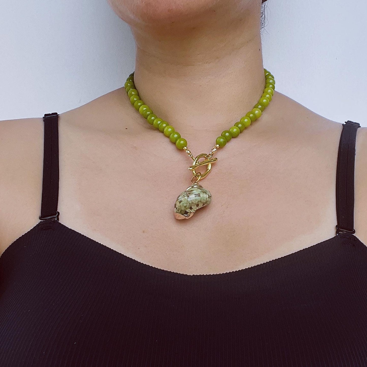 Handgefertigte Halskette mit Olivinperlen und großem Muschelanhänger – Naturschmuck im Sommerstil – Geschenk für Strandliebhaberinnen